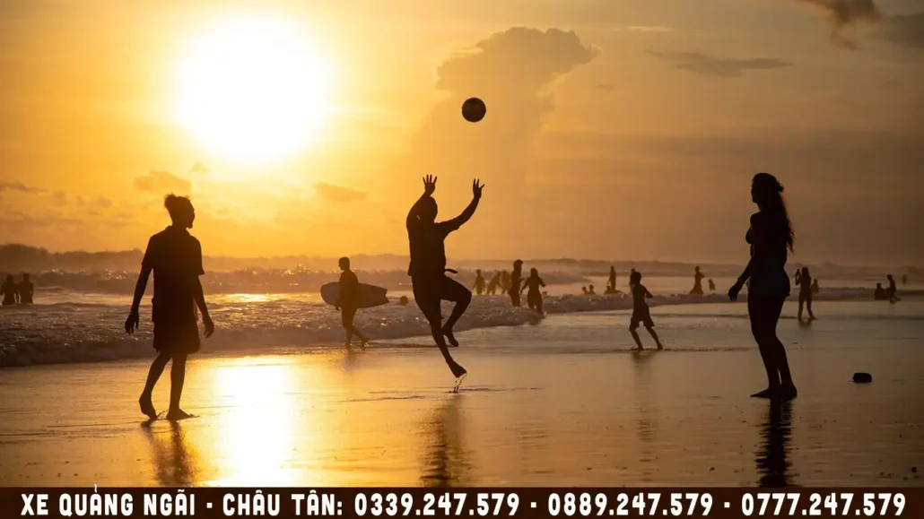 đánh bóng chuyền trên biển