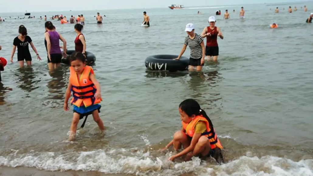mặc áo phao khi tắm biển 