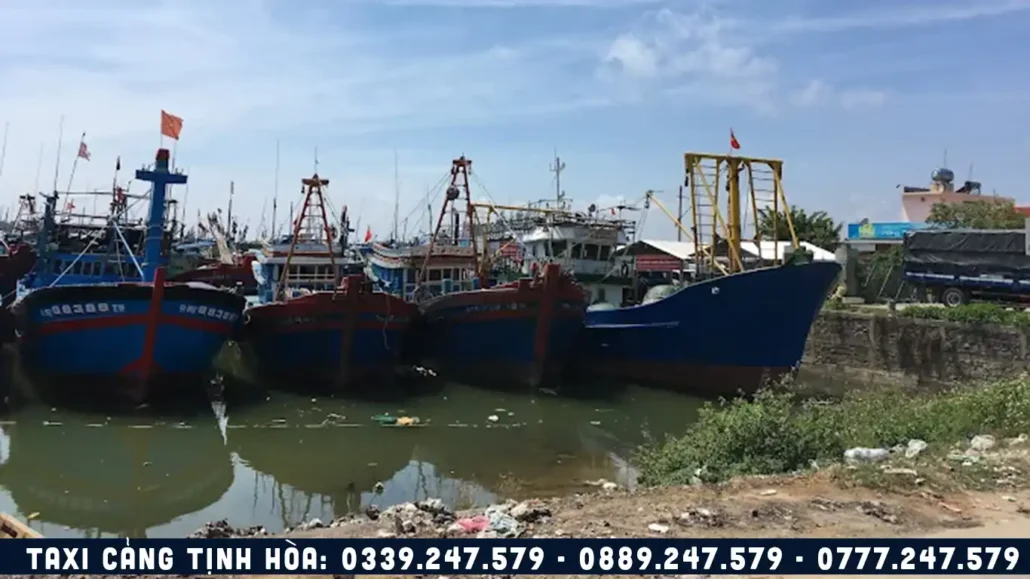tàu thuyền trong cảng cá tịnh hòa, đặt xe tại cảng tịnh hòa