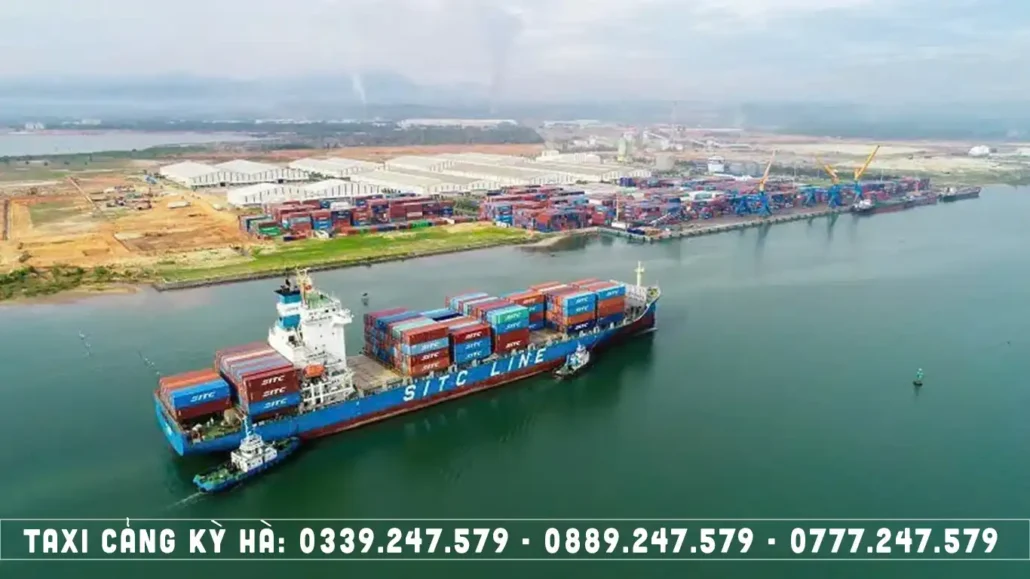 tàu hàng ở cảng biển chu lai