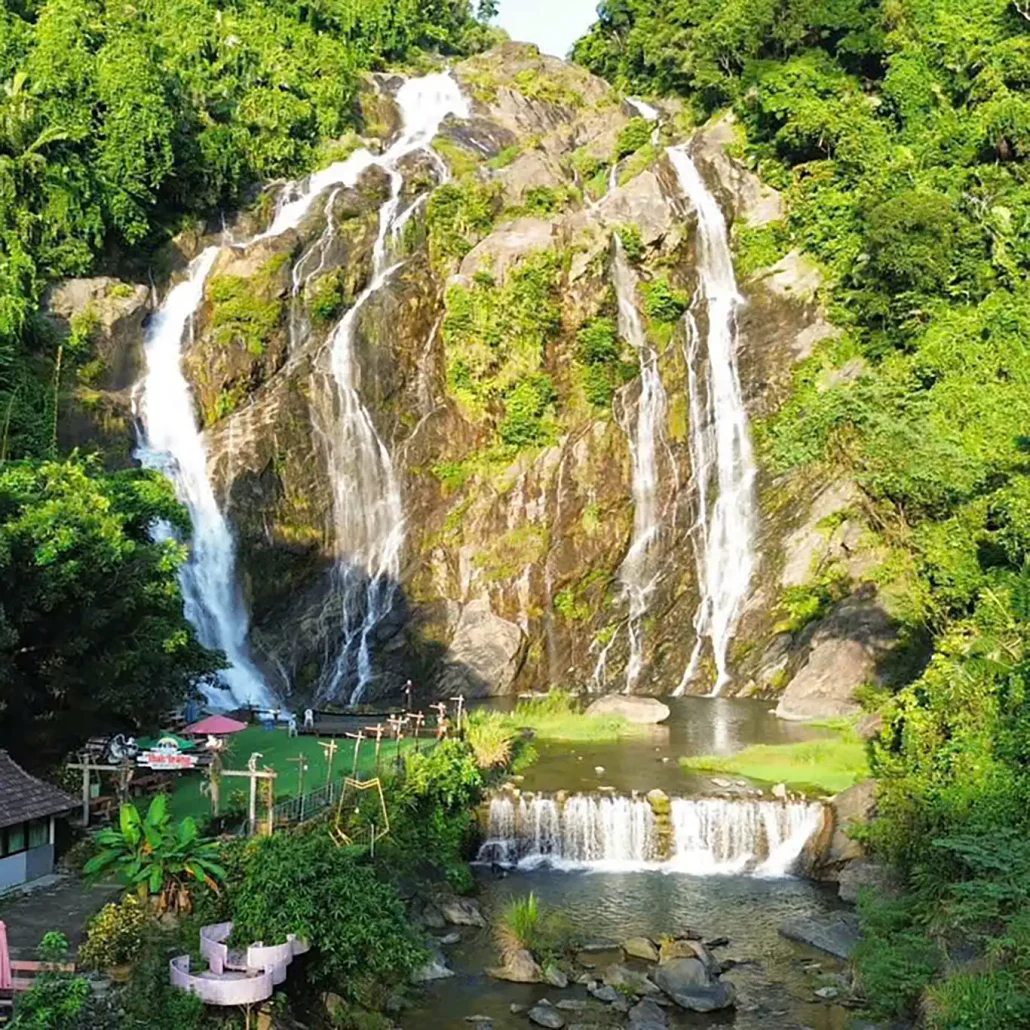 Xe Mộ Đức đi thác trắng Minh Long