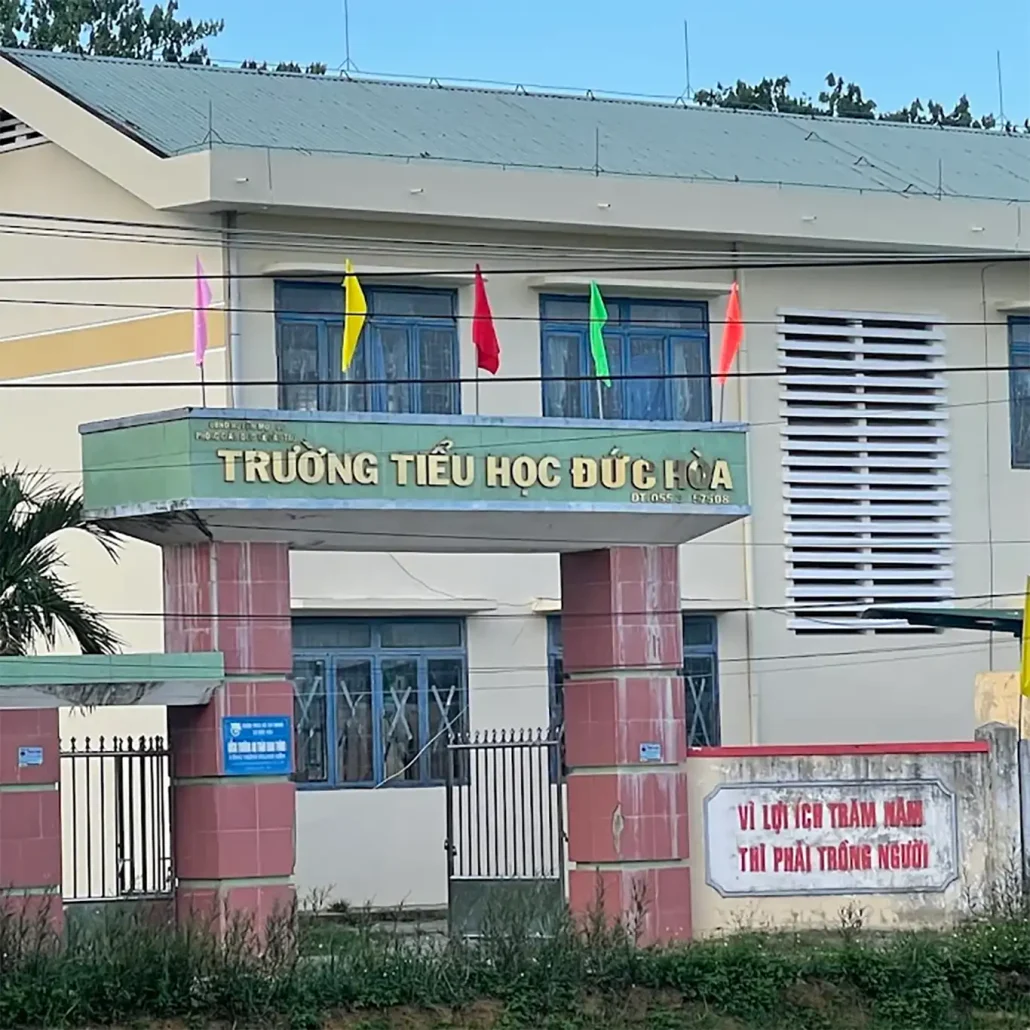 Trường tiểu học Đức Hòa đi sân bay Chu Lai