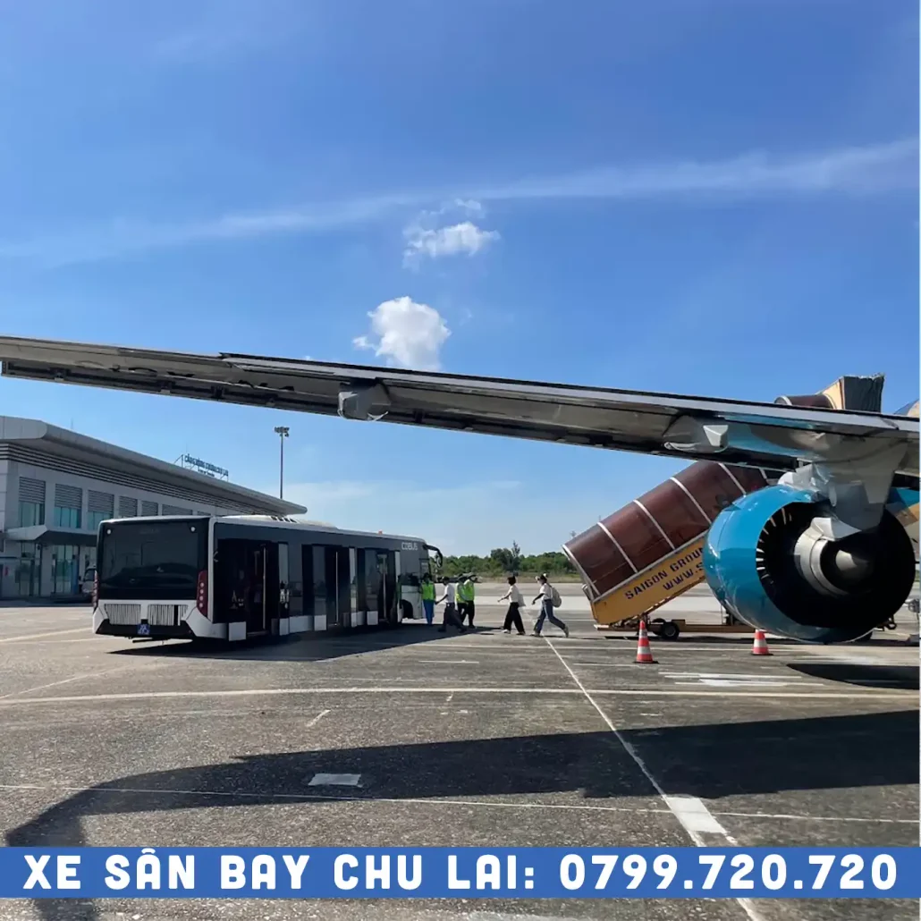 hành khách xuống máy bay lên xe buýt tại Chu Lai sau đó sẽ di chuyển ra ngoài